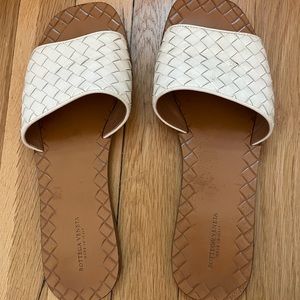 Bottega Veneta white Intrecciato Flat sandals 40
